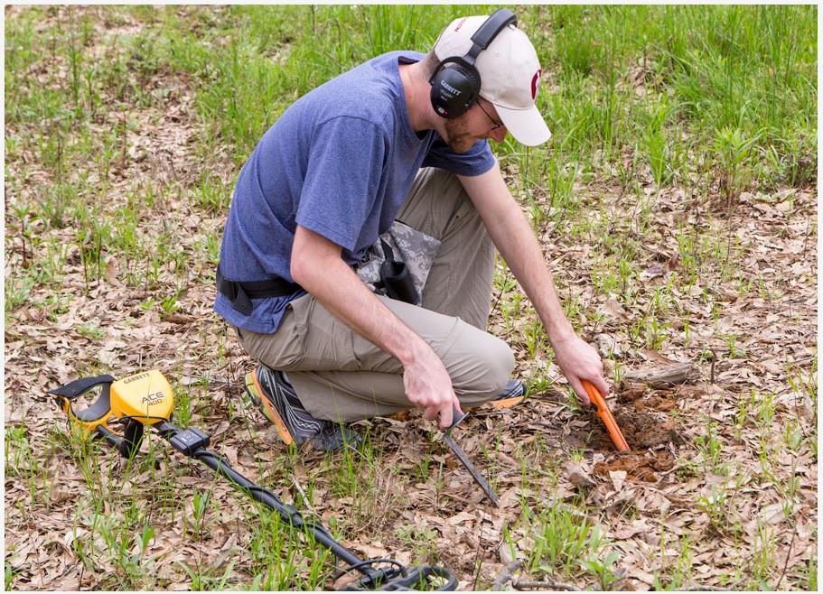 Using a pinpointer for accurate metal detection and treasure hunting